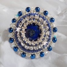 Bague Nil Bleu brodée avec un cabochon Lapis Lazuli orné de rocailles Argentées et Bleu Opaque Cobalt Miyuki, chatons en Cristal, perles rondes nacrées Bleu Marine sur une bague en Laiton Argenté